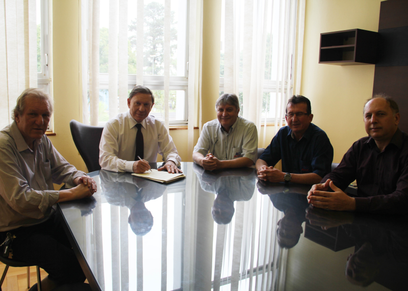 EXECUTIVO ASSINA RENOVAÇÃO DE CONTRATO COM ABASE